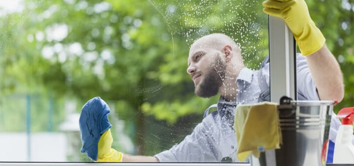 Як швидко і ефективно помити вікна без розводів?