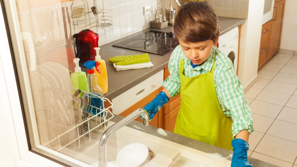 Чим мити дитячий посуд