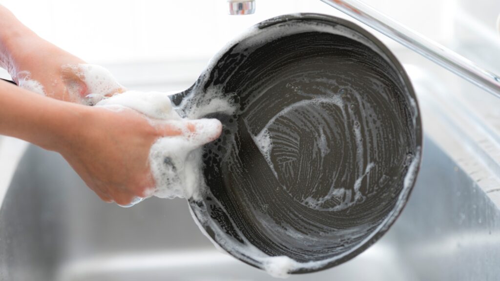 Як відмити сковороду з керамічним покриттям