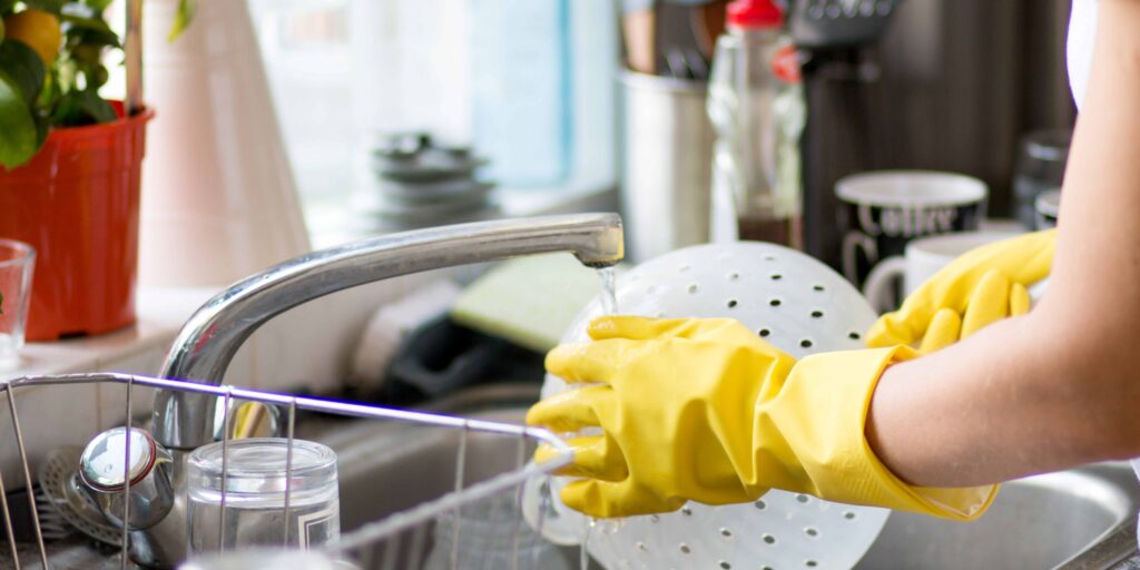 Чим мити посуд, щоб не пошкодити руки