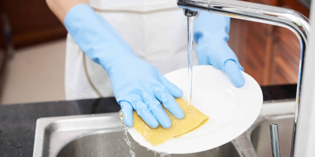 Шкода для рук від миття посуду