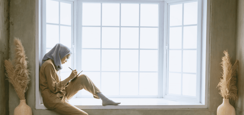 Як і чим помити пластикове підвіконня?