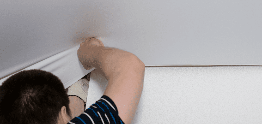 Як помити натяжну стелю глянцеву