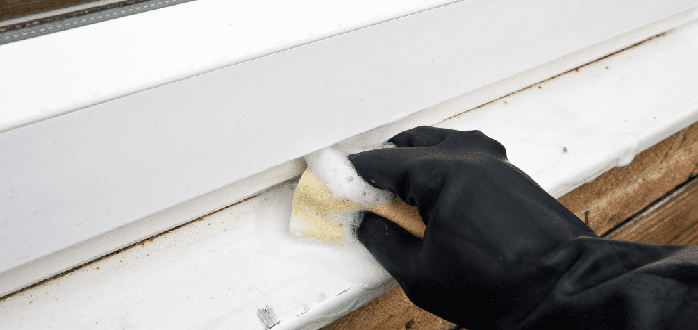 Як і чим відмити пластикове підвіконня