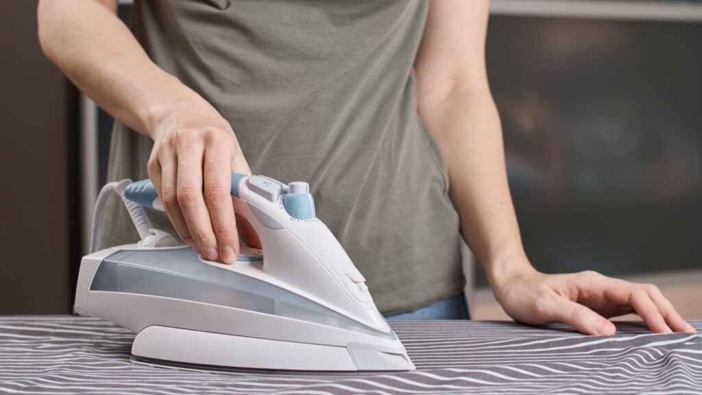 Як почистити праску від пригару та накипу