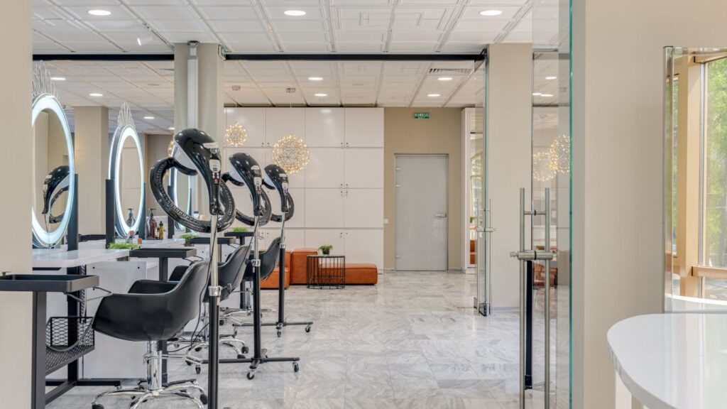 Які господарські товари потрібні для салону краси?