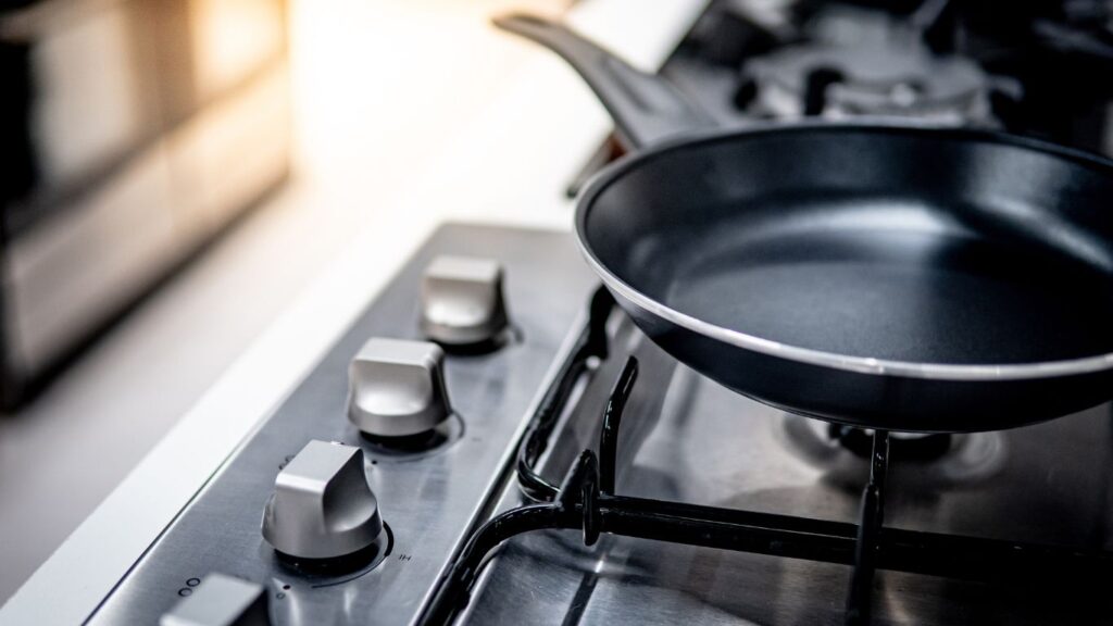 Як правильно відмити тефлонову сковорідку: Ефективні методи та засоби для миття посуду