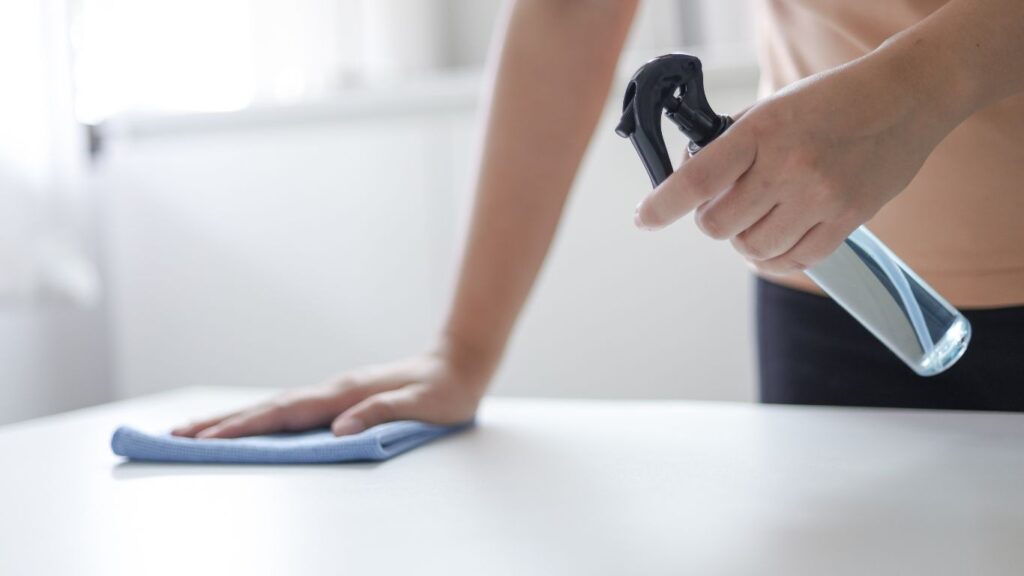 Безпека використання дезінфікуючих засобів: поради та застереження