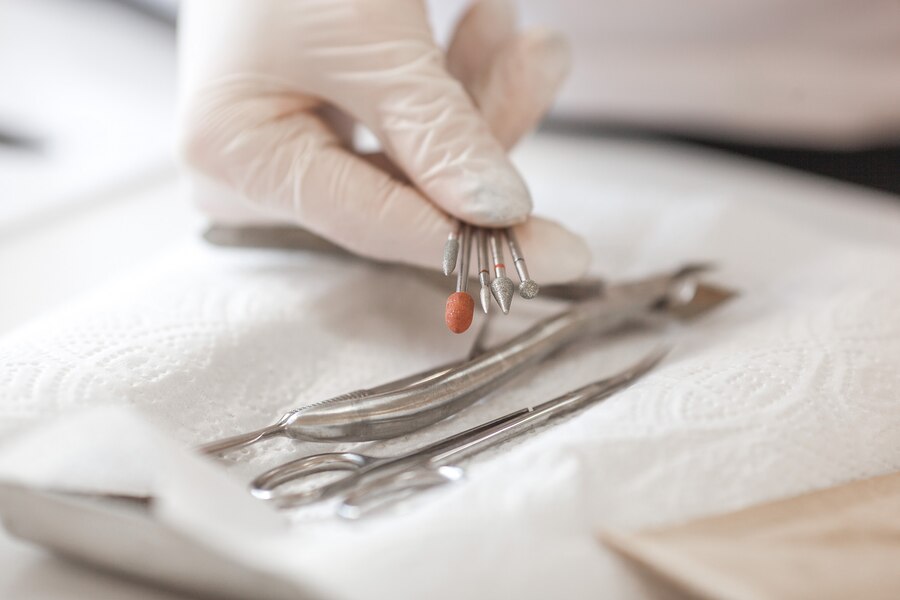 Як правильно очищати та дезінфікувати манікюрні інструменти: рекомендації та засоби