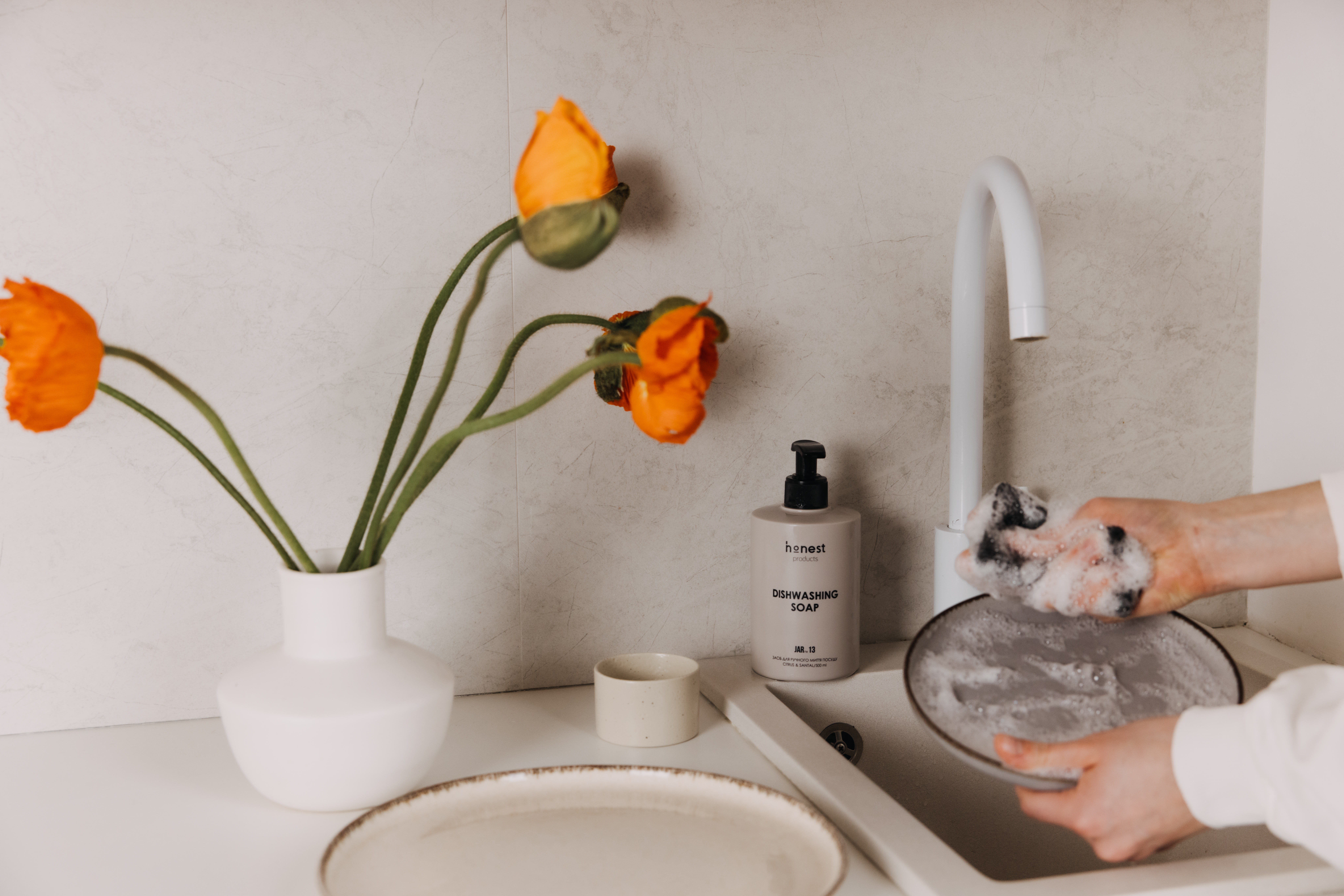 Делікатний засіб для ручного миття посуду JAR №13 citrus & santal від honest products, 500мл